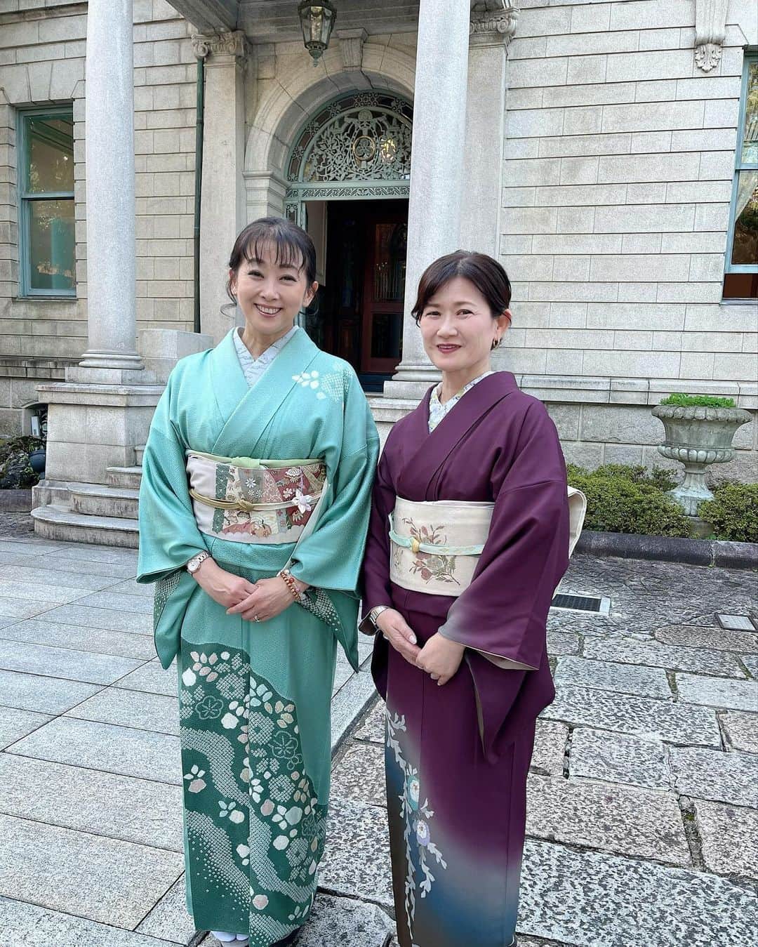 南かおりのインスタグラム：「着物学院の皆様と！京都でアフタヌーンティーの集い！皆様のお着物が素敵すぎて眼福のお茶会です💕 私はお義母さんのお着物に袖を通しました！ 奇跡的に手の長さ🤣がいける！！（笑）」