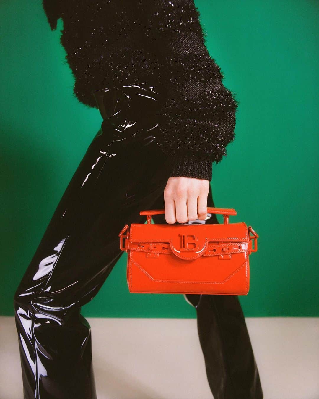 バルマンさんのインスタグラム写真 - (バルマンInstagram)「EYE ON SHINE  Exhibiting exquisite versatility, #BALMAINFW23’s patent leather offering effortlessly transitions from everyday wear to special occasions.  From the electrically chic #BALMAINBBUZZ to statement-making ready-to-wear, these designs fuse timelessness with contemporary flair, empowering you to express your individual style from day to night.   Now available on Balmain.com and in Balmain boutiques.   Photographed by @franbeltran.」11月2日 1時34分 - balmain