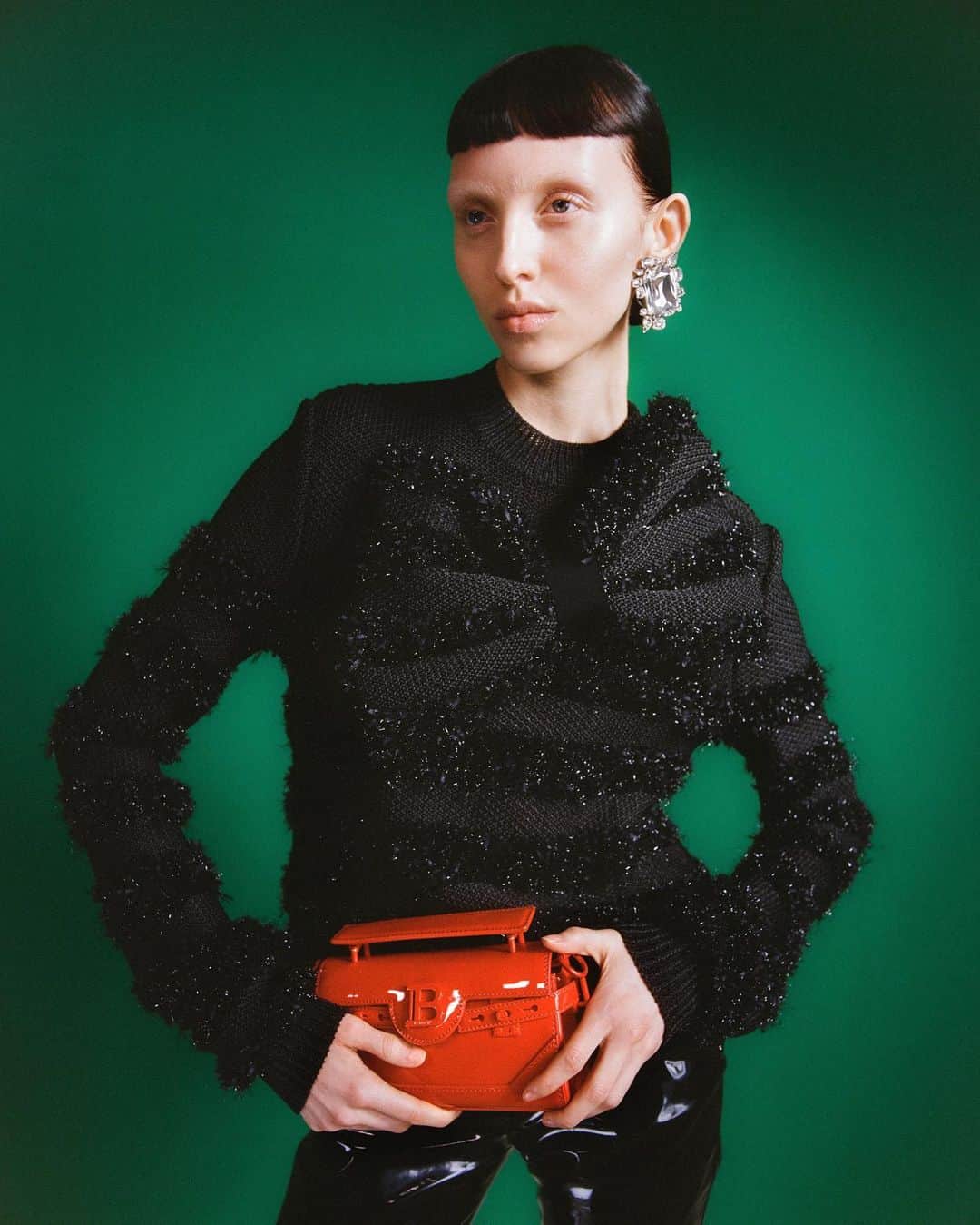 バルマンさんのインスタグラム写真 - (バルマンInstagram)「EYE ON SHINE  Exhibiting exquisite versatility, #BALMAINFW23’s patent leather offering effortlessly transitions from everyday wear to special occasions.  From the electrically chic #BALMAINBBUZZ to statement-making ready-to-wear, these designs fuse timelessness with contemporary flair, empowering you to express your individual style from day to night.   Now available on Balmain.com and in Balmain boutiques.   Photographed by @franbeltran.」11月2日 1時34分 - balmain