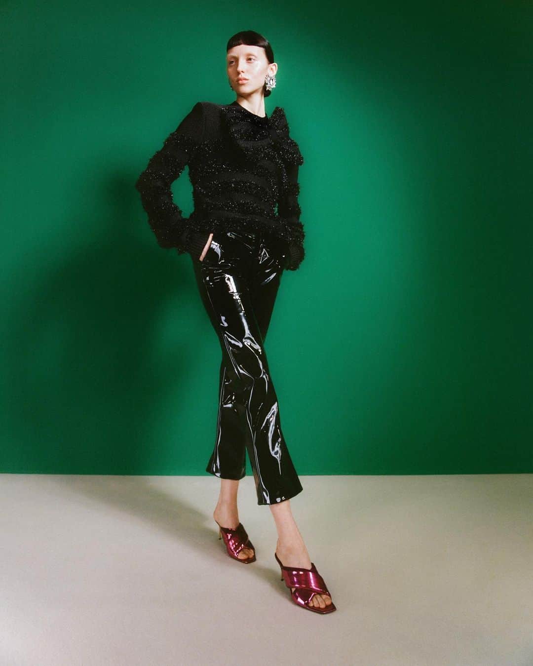 バルマンさんのインスタグラム写真 - (バルマンInstagram)「EYE ON SHINE  Exhibiting exquisite versatility, #BALMAINFW23’s patent leather offering effortlessly transitions from everyday wear to special occasions.  From the electrically chic #BALMAINBBUZZ to statement-making ready-to-wear, these designs fuse timelessness with contemporary flair, empowering you to express your individual style from day to night.   Now available on Balmain.com and in Balmain boutiques.   Photographed by @franbeltran.」11月2日 1時34分 - balmain