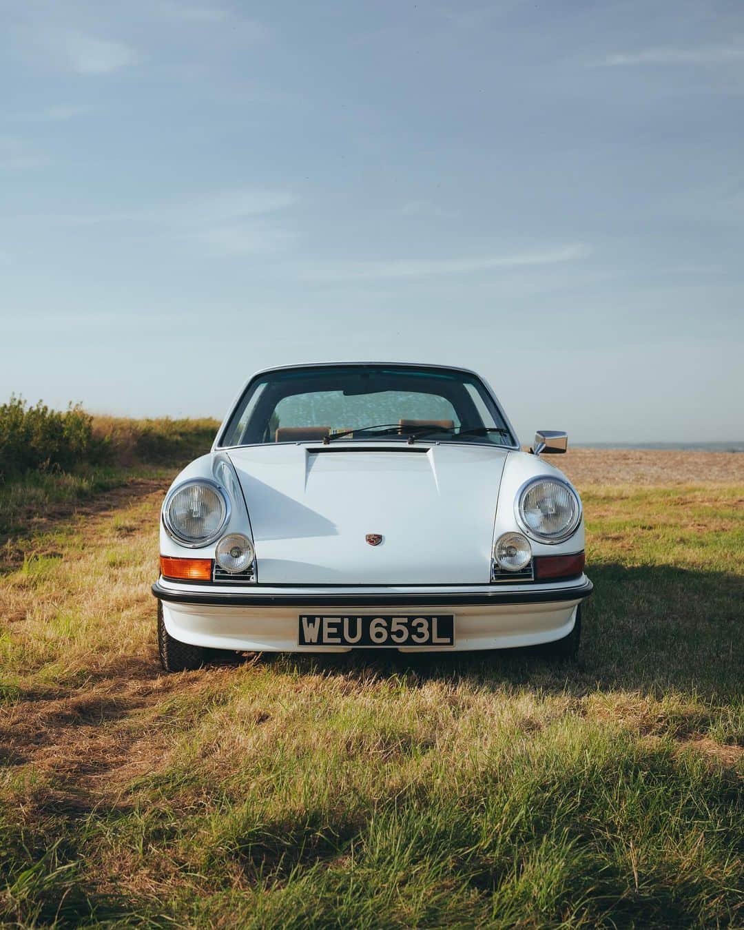 Porscheさんのインスタグラム写真 - (PorscheInstagram)「“I work on lots of 911s – but this 50-year-old 911 Targa is my favourite.” Find out why Stacey Chandler, technical trainer at Porsche, loves caring for classic Porsche as she discusses her dream car in ORIGINALE 09.  Read more at the link in the bio.」11月2日 1時35分 - porsche