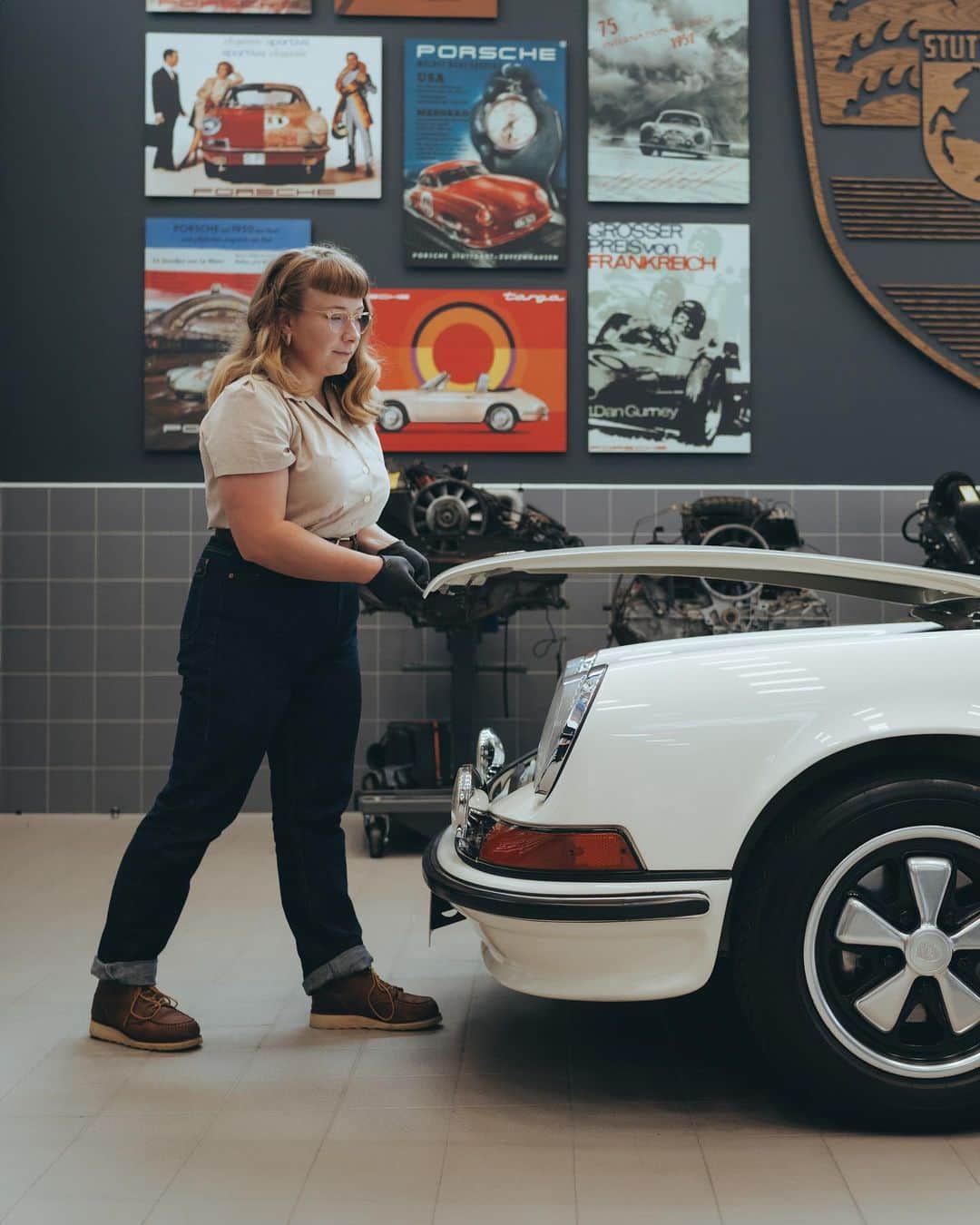 Porscheのインスタグラム：「“I work on lots of 911s – but this 50-year-old 911 Targa is my favourite.” Find out why Stacey Chandler, technical trainer at Porsche, loves caring for classic Porsche as she discusses her dream car in ORIGINALE 09.  Read more at the link in the bio.」