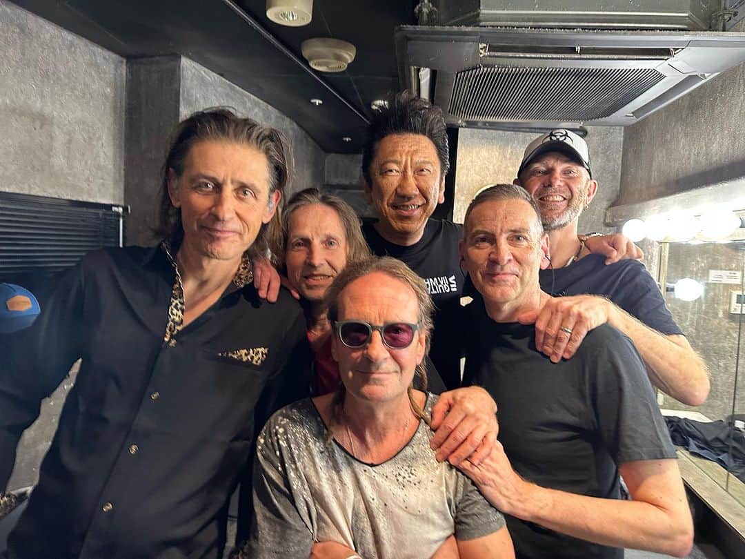 布袋寅泰のインスタグラム：「思えば30年の付き合いとなるジーザス・ジョーンズ。オリジナルメンバーでの来日公演初日、下北沢のライブハウスに飛び入り参加してきました。メンバーそれぞれとの思い出が蘇り感無量。こうして、いつどこで会っても気持ちが通じ合える仲間と、最高に気持ちいい音が出せるなんて、これ以上の幸せってある？残りの大阪、東京追加公演もお楽しみに！　#布袋寅泰 #ジーザスジョーンズ　#jesusjones」