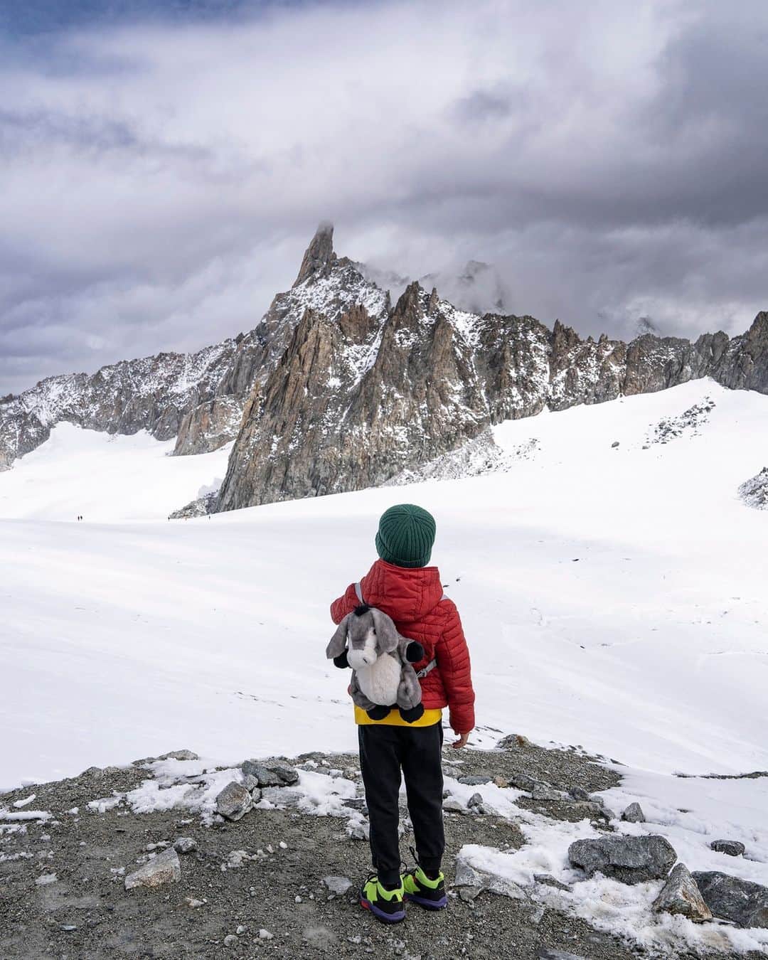 National Geographic Travelさんのインスタグラム写真 - (National Geographic TravelInstagram)「Photos by @andrea_frazzetta | After studying Monte Bianco (Mont Blanc)—the highest mountain in Italy—my son decided he wanted to see it. We went for his birthday. The closest access point to the summit (4,810 meters, or 15,800 ft) is at an altitude of 3,466 meters (11,400 ft), a distance we covered in a few minutes thanks to a trip on a cable car. I’m not typically a fan of shortcuts, but this mode allows many people who might not ordinarily been able to do so to have the inspirational experience of finding themselves facing an unparalleled landscape. As a father, I hope my son will never forget the biting winds on his face, the reflection of light on the snow, the dip in his heart at the sight of the clouds swirling around the peak.  Follow @andrea_frazzetta for more images and stories.」11月2日 1時30分 - natgeotravel
