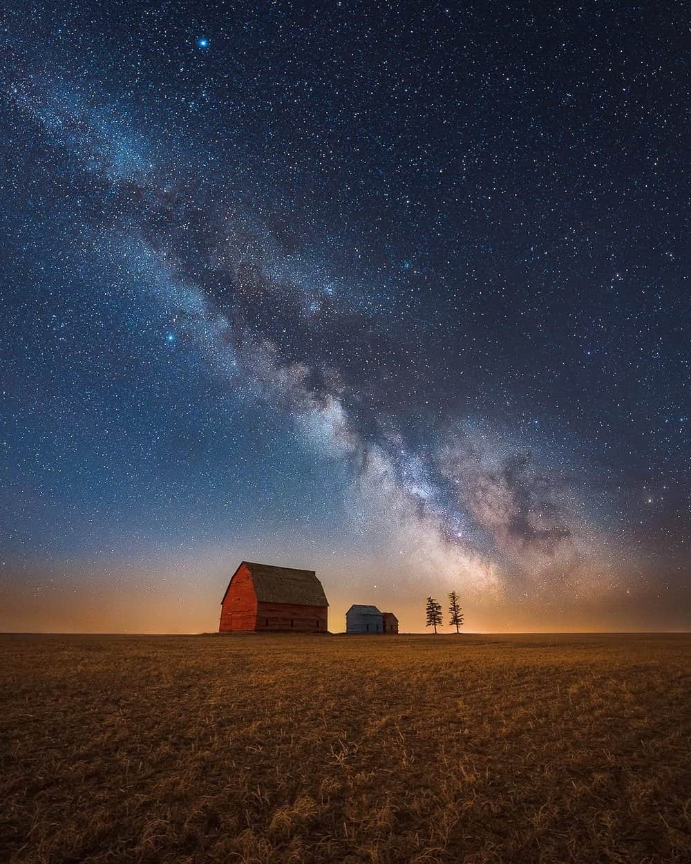 Explore Canadaさんのインスタグラム写真 - (Explore CanadaInstagram)「Introducing the Creators Network! We’ve brought together creatives from across the country to showcase what we love most about where we live.   Meet the first five creators!  📷 Photo 1-2: Ken @kenny_hagen, British Columbia 📷 Photo 3-4: Kimberley @westcoastlife, British Columbia 📷 Photo 5-6: Dave @davey_gravy, Alberta 📷 Photo 7-8: Kaila @kailawalton, Alberta 📷 Photo 9-10: Herry @herry.with.an.e, Saskatchewan  #ExploreCanadaCreator #ExploreCanada  Image description:  Photo 1) Person in a bright yellow jacket smiles at the camera. In the distance, there are green and yellow trees to one side and a snowy mountain to the other. Photo 2) A wide shot of two people climbing a mountain. In the background, grey mountains and green trees surround a blue water. Photo 3) Person in black jacket looks off to the side. In the back, light shines from above, illuminating trees and logs.  Photo 4) Two whales peek out of deep blue water. In the background, a small cabin and ramp to the water is surrounded by green trees. Photo 5) Person standing in front of a black and white backdrop smiles with arms crossed. Photo 6) Wide shot of a brown mountain range topped with green grass. Person walks along a path in the distance. Photo 7) Person stands on a beach in a red jacket. In the distance, there’s a body of water, a tree and snow capped mountains. Photo 8) A log cabin is surrounded by green trees. The sky is covered with purple, yellow and pink clouds. Photo 9) Person in a yellow jacket stands on a flat rock surrounded by water. Mountains sparsely covered with snow, lined with yellow and green trees are seen in the distance. Photo 10) A brown field and star-filled sky fill the frame. A big barn and two smaller barns along with two trees are in the distance.」11月2日 1時30分 - explorecanada