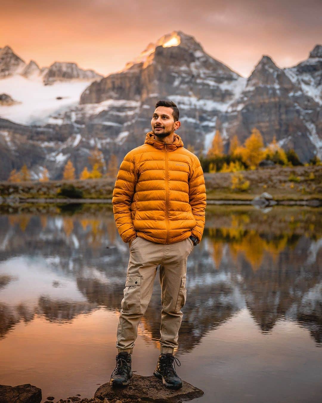 Explore Canadaさんのインスタグラム写真 - (Explore CanadaInstagram)「Introducing the Creators Network! We’ve brought together creatives from across the country to showcase what we love most about where we live.   Meet the first five creators!  📷 Photo 1-2: Ken @kenny_hagen, British Columbia 📷 Photo 3-4: Kimberley @westcoastlife, British Columbia 📷 Photo 5-6: Dave @davey_gravy, Alberta 📷 Photo 7-8: Kaila @kailawalton, Alberta 📷 Photo 9-10: Herry @herry.with.an.e, Saskatchewan  #ExploreCanadaCreator #ExploreCanada  Image description:  Photo 1) Person in a bright yellow jacket smiles at the camera. In the distance, there are green and yellow trees to one side and a snowy mountain to the other. Photo 2) A wide shot of two people climbing a mountain. In the background, grey mountains and green trees surround a blue water. Photo 3) Person in black jacket looks off to the side. In the back, light shines from above, illuminating trees and logs.  Photo 4) Two whales peek out of deep blue water. In the background, a small cabin and ramp to the water is surrounded by green trees. Photo 5) Person standing in front of a black and white backdrop smiles with arms crossed. Photo 6) Wide shot of a brown mountain range topped with green grass. Person walks along a path in the distance. Photo 7) Person stands on a beach in a red jacket. In the distance, there’s a body of water, a tree and snow capped mountains. Photo 8) A log cabin is surrounded by green trees. The sky is covered with purple, yellow and pink clouds. Photo 9) Person in a yellow jacket stands on a flat rock surrounded by water. Mountains sparsely covered with snow, lined with yellow and green trees are seen in the distance. Photo 10) A brown field and star-filled sky fill the frame. A big barn and two smaller barns along with two trees are in the distance.」11月2日 1時30分 - explorecanada