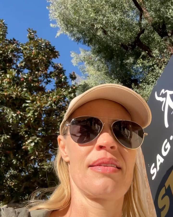 ジェリー・ライアンのインスタグラム：「Disney, Day 111. Our WB family REPRESENTING! ✊🏼 One day longer. One day stronger. AS LONG AS IT FUCKING TAKES. ✊🏼 @sagaftra #sagaftrastrong #sagaftrastrike #power2performers」