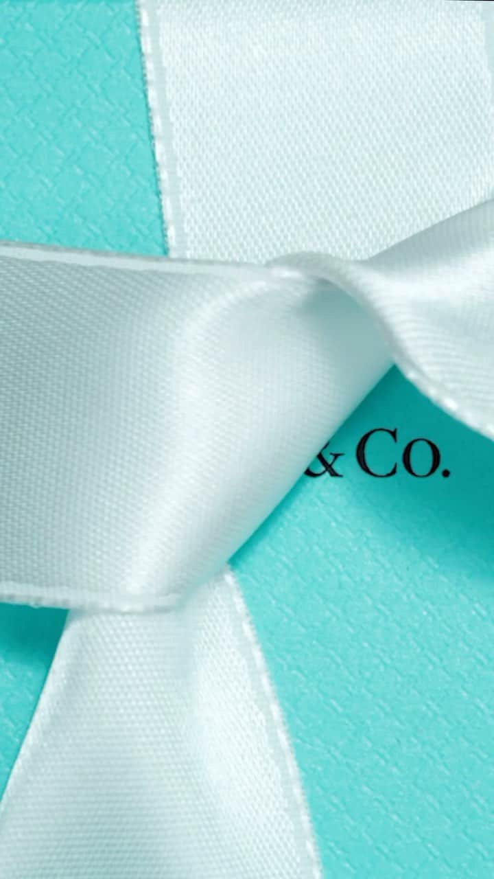 ティファニーのインスタグラム：「Unwrap the holiday you’ve always dreamed of with a gift that stands the test of time. Link in bio. #ATiffanyHoliday #TiffanyAndCo」