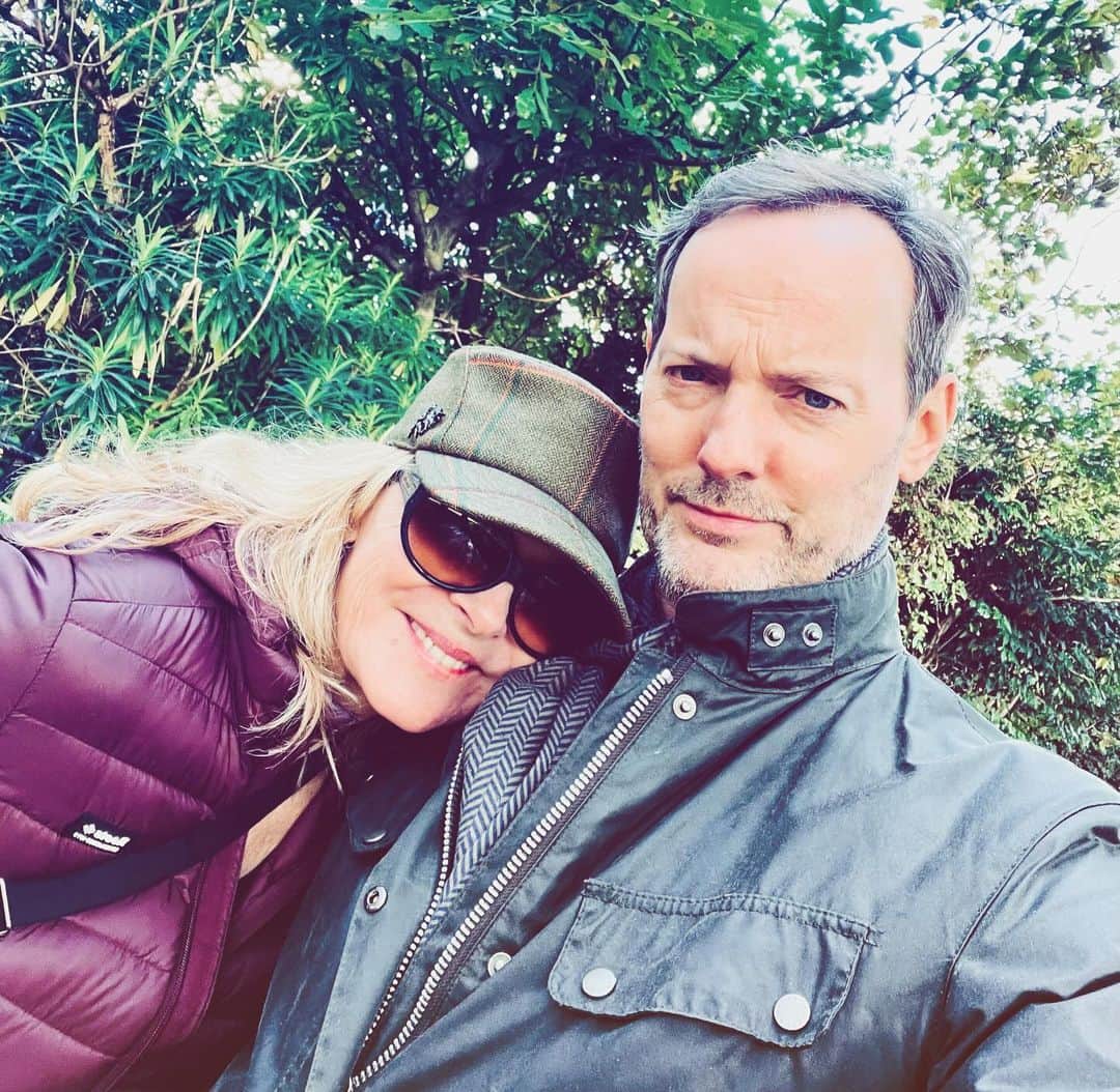 キム・キャトラルのインスタグラム：「An autumnal afternoon walk in the park 🍂💋❤️ #London」