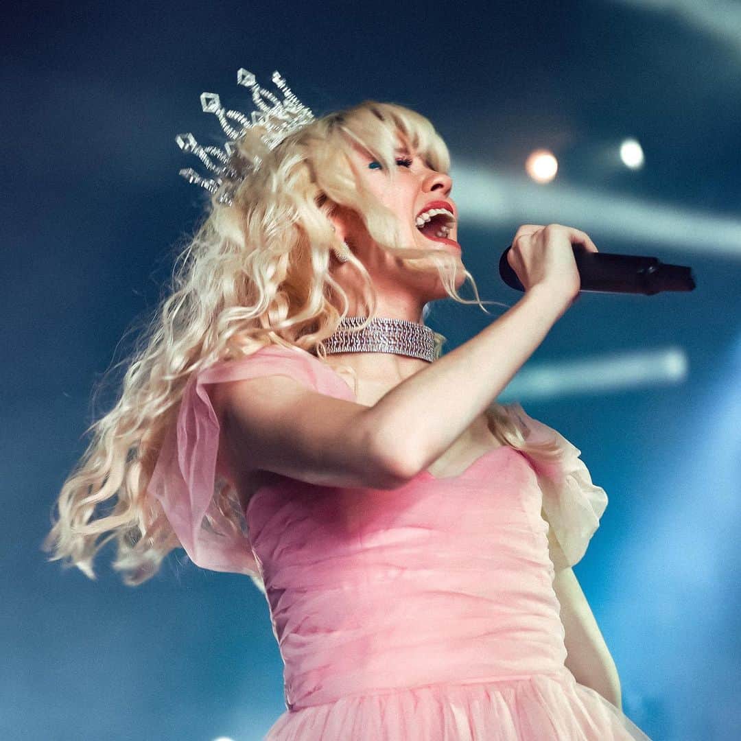 メイジー・ピーターズのインスタグラム：「there’s no place like home (the good witch tour) ✨🥲」
