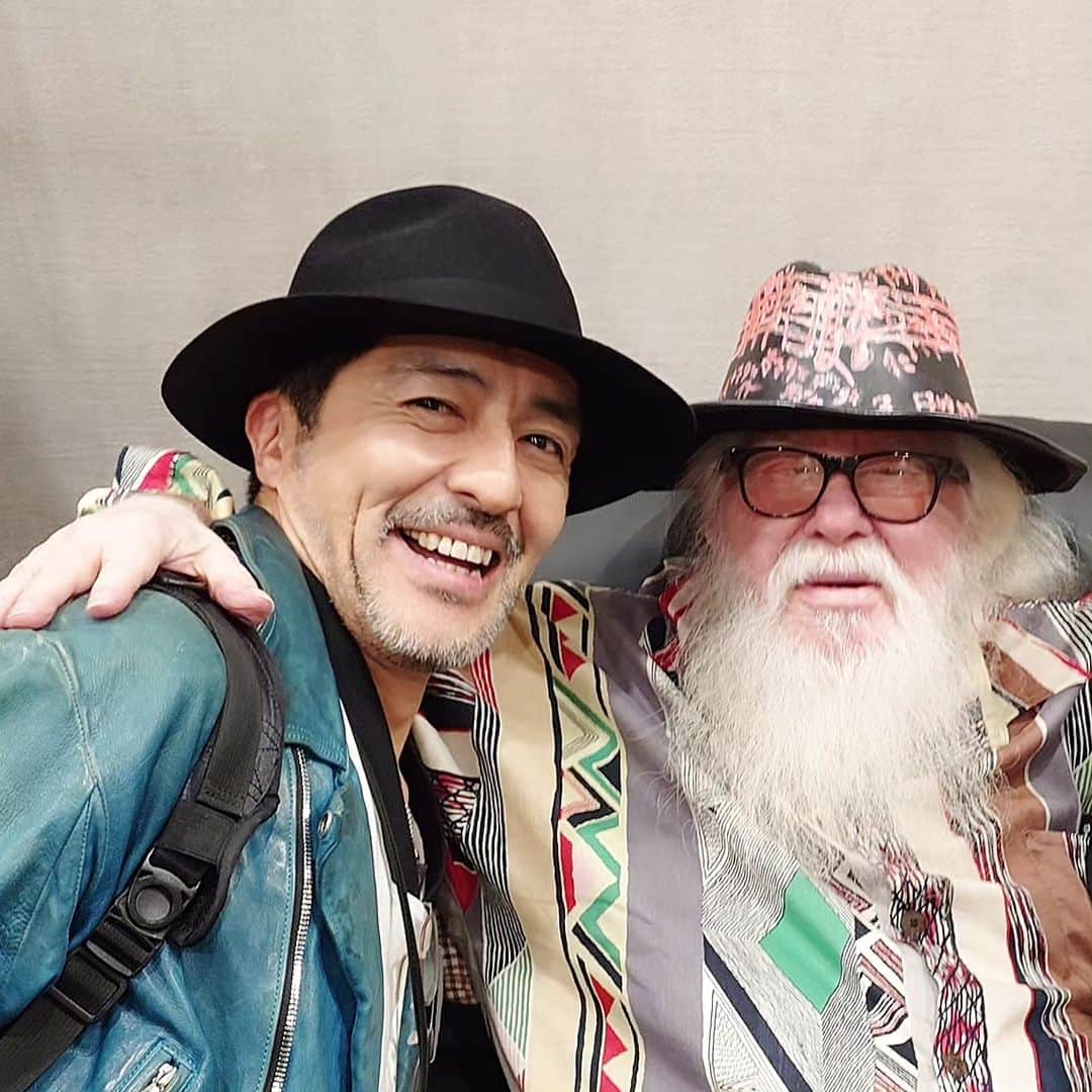 のインスタグラム：「Billboard Live 東京にHermeto Pascoalさんを観に行きました。念願というか、まさかライブに行けるなんて夢にも思ってなかったので、今日は本当に楽しみにしていたのです。言葉にすると陳腐に感じるほど素晴らしいライブでした。音楽ってこういうことだよ！と心弾ませながらずっと楽しんでいました。あっという間に感じました。この後、静岡のフェスFESTIVAL de FRUE 2023、そして何と青森でも演るとのことです。青森に住んでる人、そして青森の近くに住んでる人は絶対行って観てください。素晴らしいなんてもんじゃないから。マジ幸せです。  エルメートの音楽は宇宙だけど、更にライブ中に宇宙がいくつも産まれて多元的に増殖していくんです。その中の宇宙の一つが今在る此処にちゃんと戻らせてくれて、ああ、今生きてることって幸せなんだな、と感じさせてくれる。人間の意識って凄い。音楽を自在に操る人は人の意識の、視点の自由さを身を以て表現してくれるんですね。そこまでいくと、もはや魔法ではなく実際の奇跡を起こせるんだな、と。  そんなことをシリアスだったり重苦しくではなく、笑顔で認識させてくれるのがエルメートの今日のライブでした。グループのメンバーの演奏も全員が神でした。神に引率された天才集団です。いやほんとに全員凄かった。  あ、そうだ。エルメートさんがお会いしたとき、ジャンルもボーダーも関係なく我々は音楽のユニバースにいるんだ、と仰られました。その言葉、これからもずっと忘れません。  青森は2023年11月11日（土）青森県 八戸市南郷文化ホールでした。八戸ですね。  #hermetopascoal」