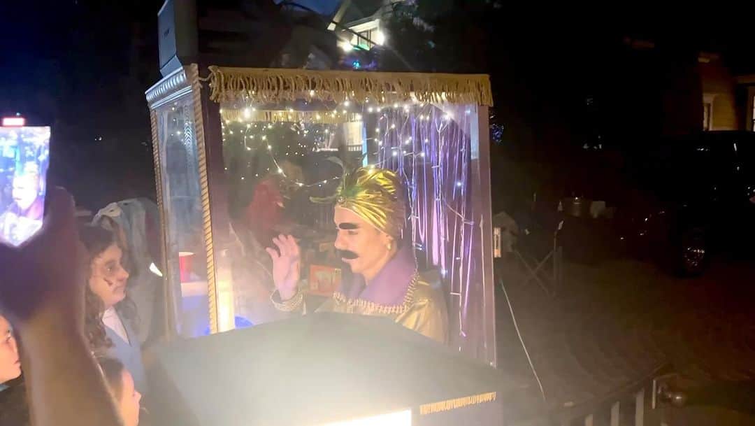 ショーン・マグワイアのインスタグラム：「Big shout out and thanks to @eric_mccormack for doing this last night in our Neighborhood. This kids were so confused as it whether he was real or not. The effort was hugely appreciated Eric. Bravo. X #halloween」
