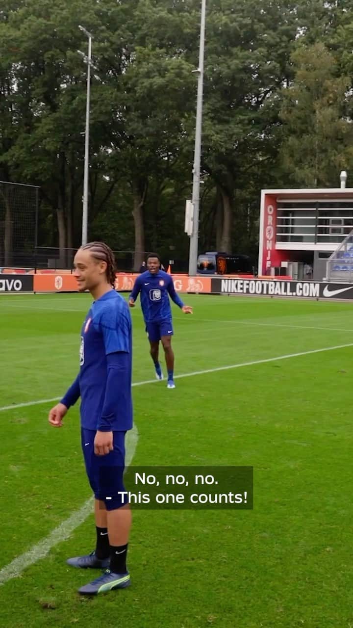 サッカー オランダ代表チームのインスタグラム：「Loving those @donyellmalen x @ddumfries2 moments 👌🤣  #NothingLikeOranje」