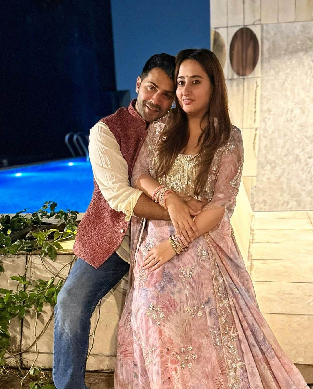 Varun Dhawanさんのインスタグラム写真 - (Varun DhawanInstagram)「Happy karvachauth to everyone out there celebrating. Wishing safety and peace to all. Bharatya naari sab be bhaari though natasha is really light so love making her sit on my lap」11月2日 1時46分 - varundvn