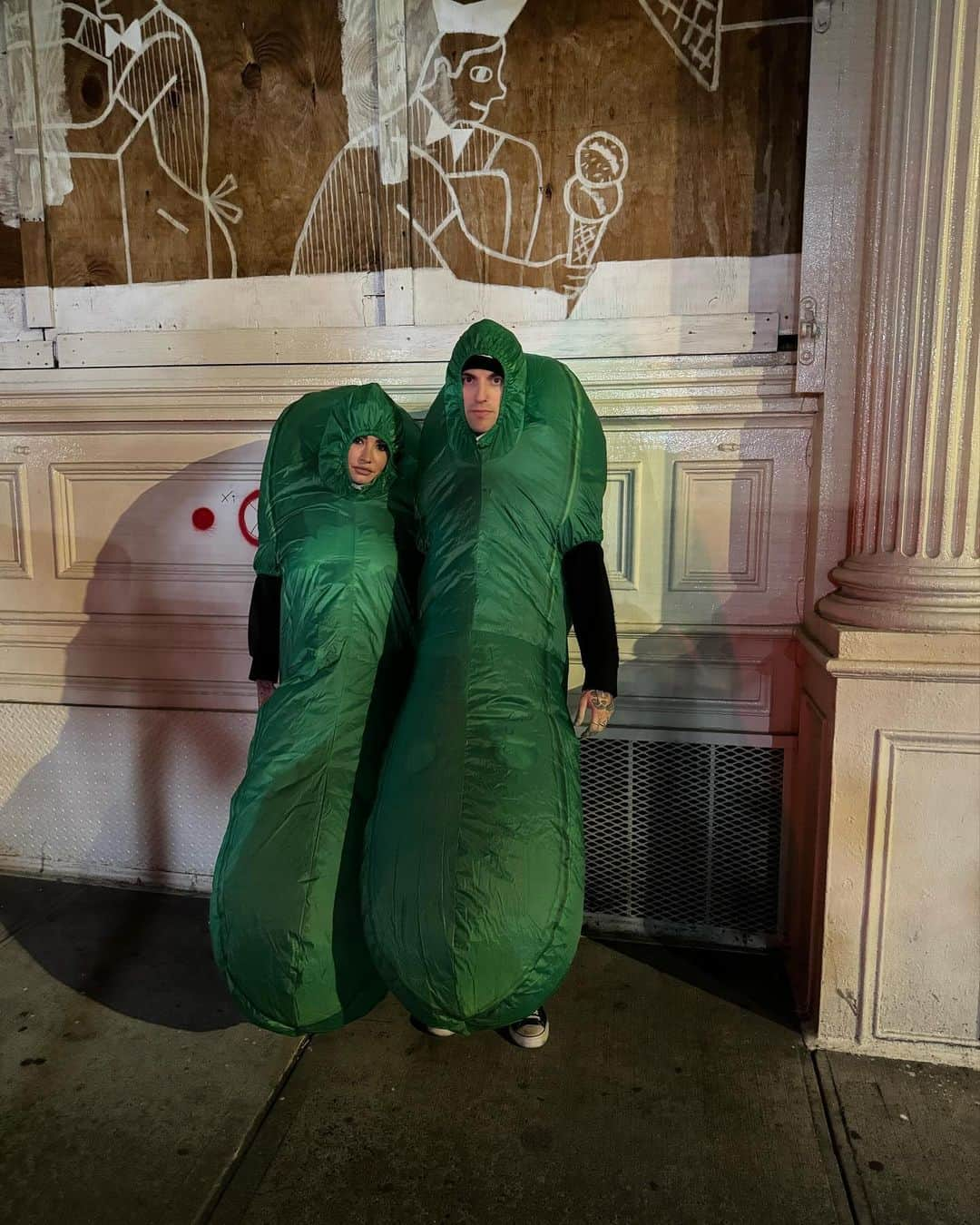 デミ・ロヴァートさんのインスタグラム写真 - (デミ・ロヴァートInstagram)「We’re kind of a big dill 🥒」11月2日 1時46分 - ddlovato