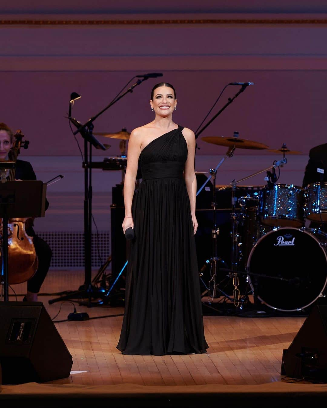 リア・ミシェルのインスタグラム：「Thank you so much to everyone who came on Monday night to my first solo concert debut at @carnegiehall 🎶 I have dreamed of performing on this stage since I was a little girl. I’m unbelievably grateful to have yet another dream come true this year. ❤️」