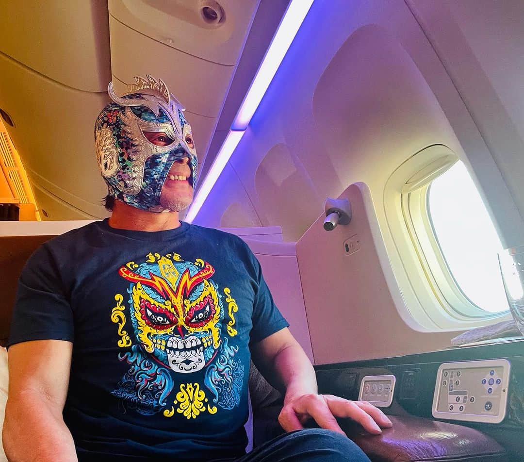 ウルティモ・ドラゴンのインスタグラム：「Going to Tokio   @dragongate_pro  @toru.kido  @ud_tiendaoficial  @japanairlines_jal  #jalglobalclubpremier  #jgcfivestar  #newtshirt  #diademuertos  #死者の日tシャツ  #日本出張」