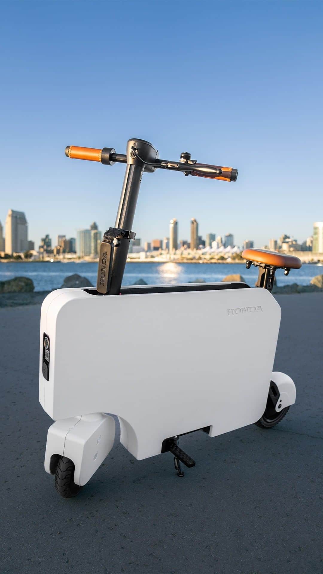 ホンダのインスタグラム：「Unfold the fun of the all-electric #Motocompacto, available to order at the link in our bio.」
