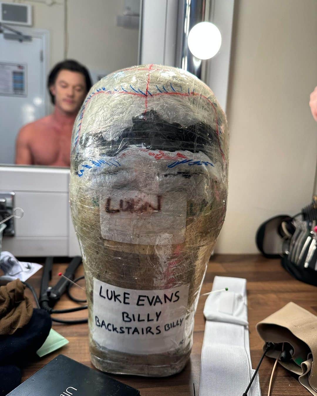 ルーク・エヴァンズのインスタグラム：「Be a head of the game… @backstairsbillyplay」