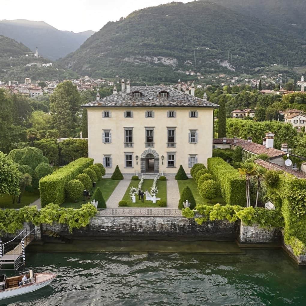 The Luxury Lifestyle Magazineさんのインスタグラム写真 - (The Luxury Lifestyle MagazineInstagram)「On the scenic shores of Villa Balbiano, two hearts have committed to the words “forever”. This wasn't just any elopement—it was a dreamy event perfectly orchestrated by @italyelope and immortalized through the lens of its founder @julesbower, master of luxury elopements.   Read more on TheLuxuryLifestyleMagazine.com」11月2日 1時50分 - luxurylifestylemagazine