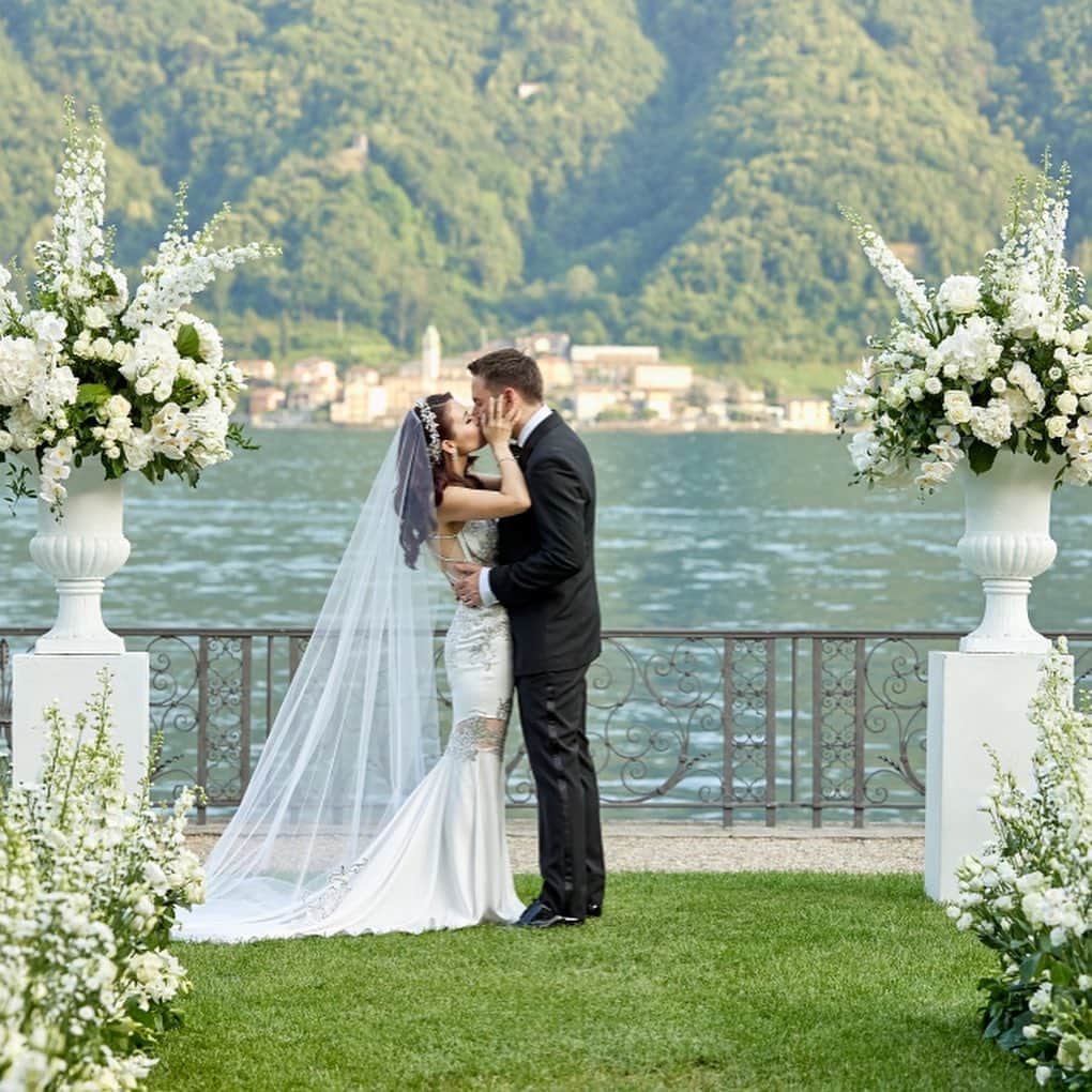 The Luxury Lifestyle Magazineのインスタグラム：「On the scenic shores of Villa Balbiano, two hearts have committed to the words “forever”. This wasn't just any elopement—it was a dreamy event perfectly orchestrated by @italyelope and immortalized through the lens of its founder @julesbower, master of luxury elopements.   Read more on TheLuxuryLifestyleMagazine.com」