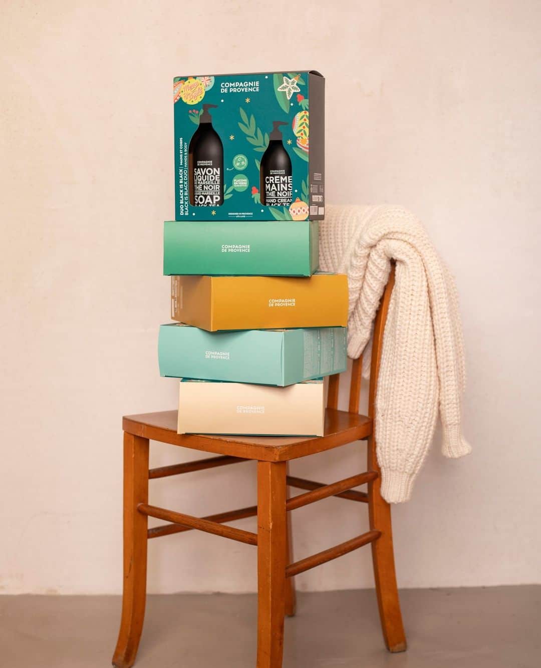カンパニードプロバンスのインスタグラム：「Nos coffrets Noël sont arrivés sur notre site et en boutique 🤩⁠ ⁠ Promis, aucune chance de se tromper avec nos coffrets réunissant nos produits iconiques : ⁠ - Les Essentiels Nourrissants Visage et Corps Karité avec l'Huile Sèche en guest star⁠ - Les Essentiels Hydratants Algue Velours pour le visage et le corps⁠ - Le Rituel Relaxant Anis Lavande... car on a tous envie d'un moment cocooning⁠ - Le Rituel Peau Douce Fleur de Coton ⁠ - Le Rituel Black is Black pour les inconditionnels du design⁠ - et notre offre petit prix avec les trios mains et les kits découverte⁠ ⁠ Rendez-vous en boutique et sur notre site pour tous les découvrir !⁠ __⁠ ⁠ Our Christmas Boxes are now available in our e-shop and in boutiques !⁠ Discover all our offer and choose your favorite 😉⁠ ⁠ #compagniedeprovence #coffrets」