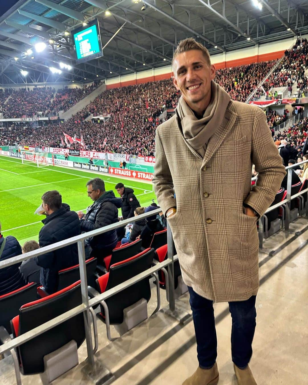 ニルス・ペテルセンさんのインスタグラム写真 - (ニルス・ペテルセンInstagram)「#DFBPokal 🏆 #Daumendrücken #Heimsieg #SCFSCP 🏟️ #SCF ✊🏼 #NP18」11月2日 1時56分 - nils_petersen18