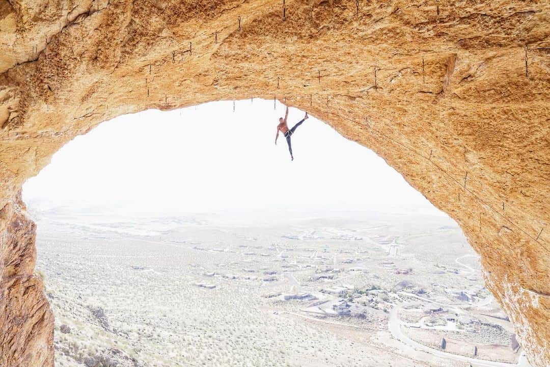 ジョー・キンダーのインスタグラム：「I love creating things and It’s been a lotta fun tapping back into shooting pics and vids of my friends doing what we all love. Yesterday I linked up w @kailightner and @hanna_smash in my old dirty cave for some hang time and shooting. Kai is looking strong on Life Of Villains, 9a.   Let’s go dawg!!!!!」