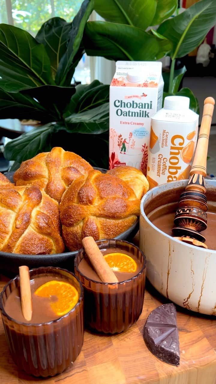 Chobaniのインスタグラム：「I had the pleasure of partnering with @chobani to create traditional Día de Muertos dishes like pan de muerto and champurrado. These dishes highlight the traditions of Día de Muertos and what this special holiday means to me.  Pan de muerto: Recipe makes 6 large pan de muertos  ✨ Ingredients ✨ 240g Chobani® Oatmilk Extra Creamy 18g instant yeast 640g bread flour 14g kosher salt 70g granulated sugar 3 whole eggs 3 egg yolks 84g unsalted butter, room temperature 20g melted butter, for final basting ¼ cup ground cinnamon ¼ cup granulated sugar  👨‍🍳 Directions 👨‍🍳 1. Warm oatmilk to 95ºF; then, add yeast and mix until dissolved. Set aside for 10 minutes, or until yeast blooms. 2. In the bowl of a stand mixer, add flour, salt, and sugar and mix on low. Once yeast has bloomed, add to the mixing bowl and mix until incorporated. Add room temperature butter a few pats at a time, allowing it to be incorporated each time before adding more butter. Raise the mixing speed to medium and mix until dough starts to pull and stretch from the walls of the bowl. 3. Wipe the inner walls of a separate large bowl with oil or butter. 4. Remove the dough from the mixer and shape into a tight ball. Place the ball into the large bowl cover with a damp towel. Allow to proof for 2 hours. 5. Once dough has risen, punch the center down. Separate into 7 even portions, shaping 6 of them into even balls of dough. Place the 6 balls of dough on sheet pans. brush each dough ball then cover with a damp towel and let it proof for one hour.  👇 RECIPE CONTINUED BELOW 👇」