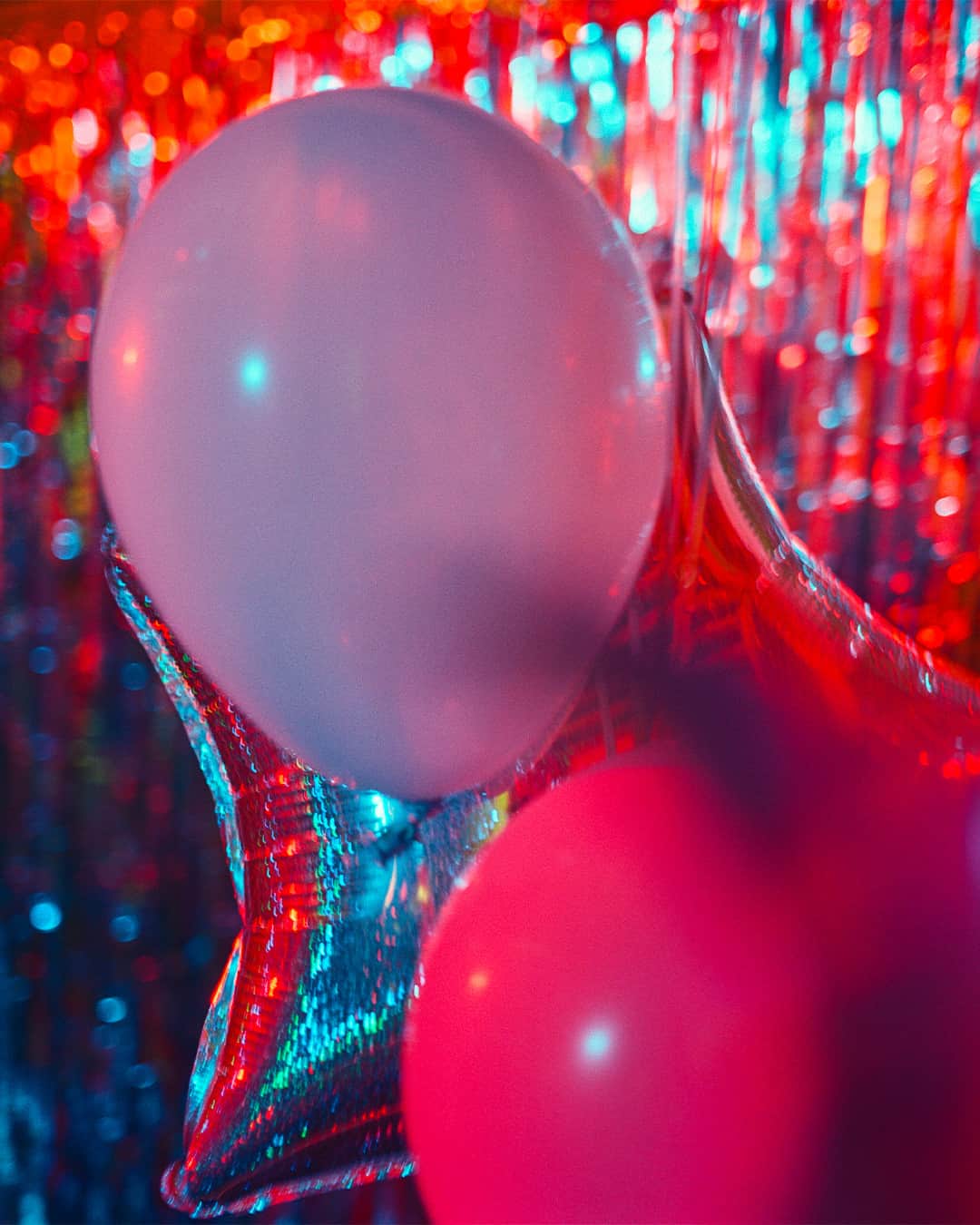 クローディピエルロさんのインスタグラム写真 - (クローディピエルロInstagram)「In the 80’s, offering balloons was a legit way to express your love. ⁣ ⁣ Photographer: @manuelobadiawills ⁣ Set Designer: @studio_tom.lellouche ⁣ ⁣ #ClaudiePierlot #Claudies #ClaudieHigh」11月2日 2時00分 - claudiepierlot