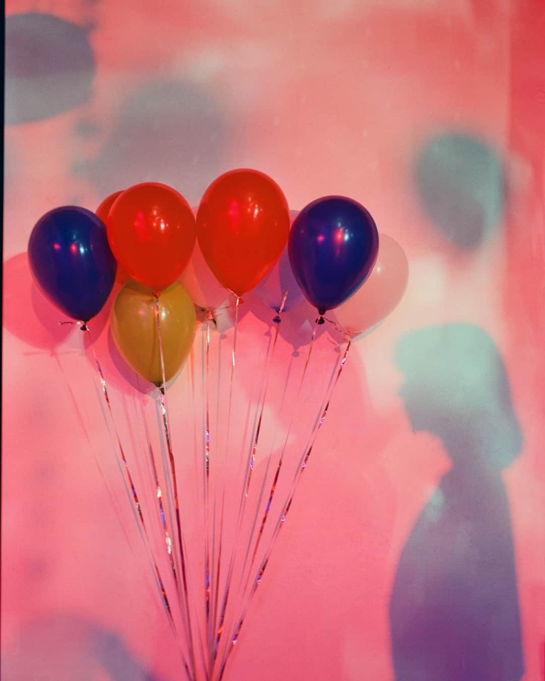 クローディピエルロのインスタグラム：「In the 80’s, offering balloons was a legit way to express your love. ⁣ ⁣ Photographer: @manuelobadiawills ⁣ Set Designer: @studio_tom.lellouche ⁣ ⁣ #ClaudiePierlot #Claudies #ClaudieHigh」