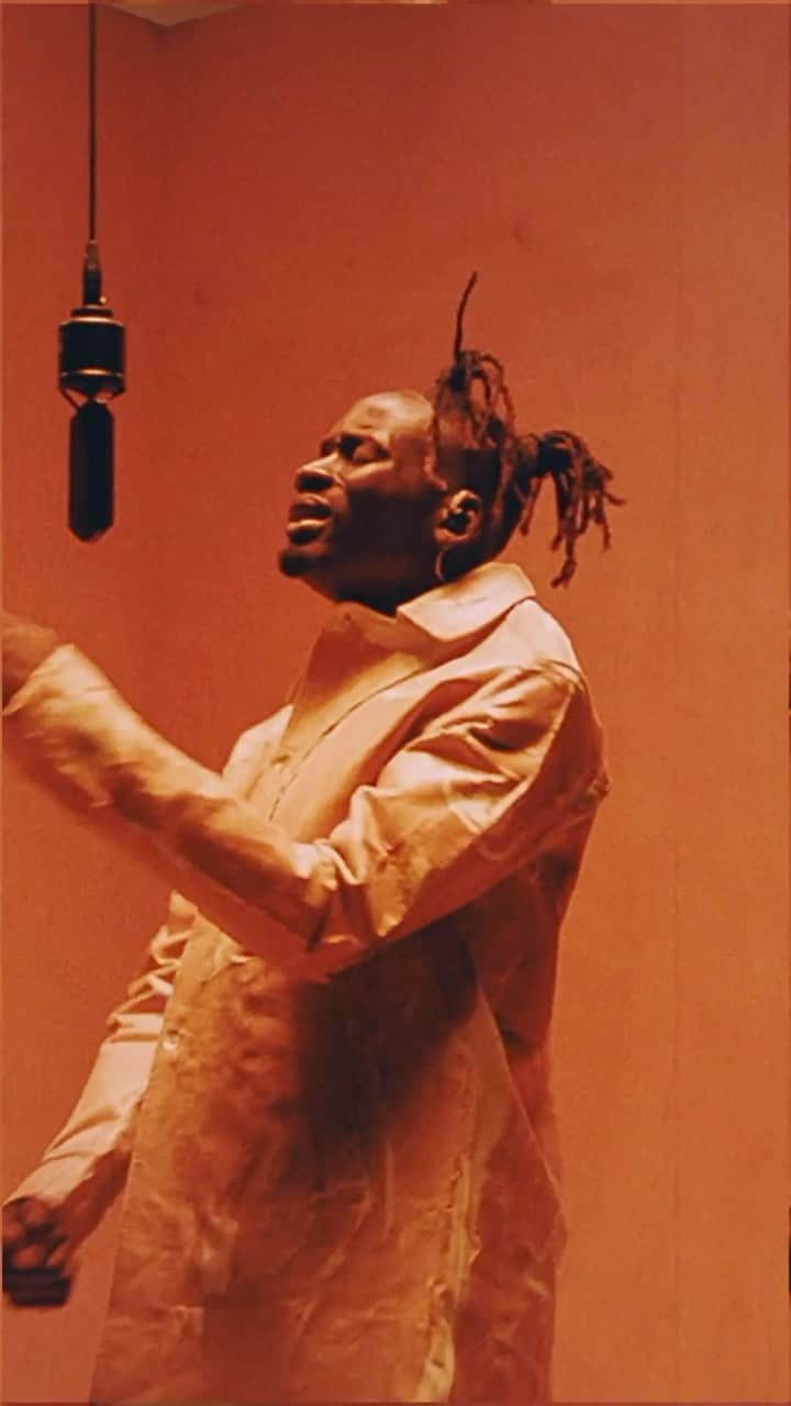 Vevoのインスタグラム：「In past years, @mreazi has released mixtapes and cross-genre collaborations with superstars such as Beyoncé, Diplo, Bad Bunny, and J Balvin. Last week the Nigerian artist released his debut album ‘The Evil Genius.’ Watch his ctrl performance of “We Dey” off the project.  ⠀⠀⠀⠀⠀⠀⠀⠀⠀ ▶️ [Link in bio]」
