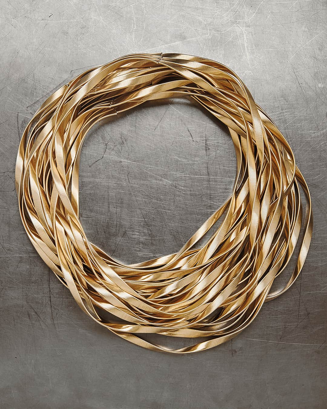 マルコ ビチェゴさんのインスタグラム写真 - (マルコ ビチェゴInstagram)「Marrakech: A defining signature collection, recognized for its timeless elegance and contemporary flavor. Carefully hand-hammered and twisted, these 18-karat gold coils are intertwined to create sensual and uniquely modern jewelry.  #marcobicego #jewelry #gold #coil #madeinitaly」11月2日 2時03分 - marco_bicego