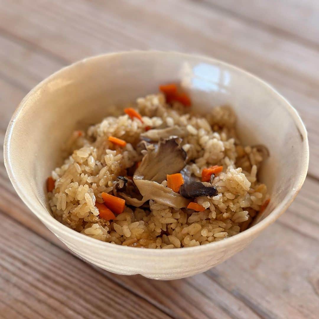 佐竹晃さんのインスタグラム写真 - (佐竹晃Instagram)「Maitake rice with carrot, age (fried tofu) sweet rice and sushi rice cooked with dashi, milin , soy sauce. Used up all maitake I was gifted😉 舞茸ご飯を作りました。にんじん、揚げ、もち米、白米、だし、みりん、醤油が入っています。もらったまいたけを全部使い切りました。😋」11月2日 2時05分 - akirasatake