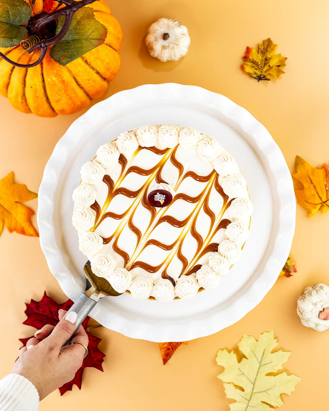 コールド・ストーン・クリーマリーのインスタグラム：「Enjoy a slice of PIE-fection this fall with our NEW Classic Caramel Apple Pie! 🥧🍂✨ Caramel Apple Ice Cream in a Graham Cracker Pie Crust topped with fluffy Caramel Frosting🤎🍏🥧  Order ahead at ColdStoneCreamery.com!」