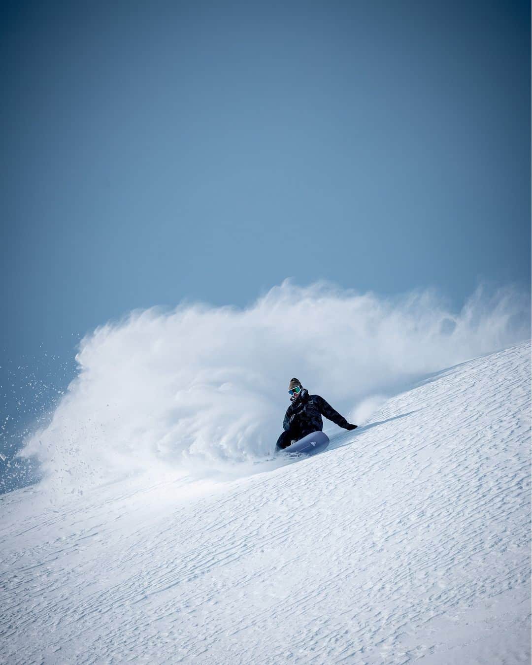 ニクソンのインスタグラム：「Winter is coming.  But in the meantime, please enjoy this heavy slash from #Nixon team rider @mikkel_bang deep in the greater Whistler area.」