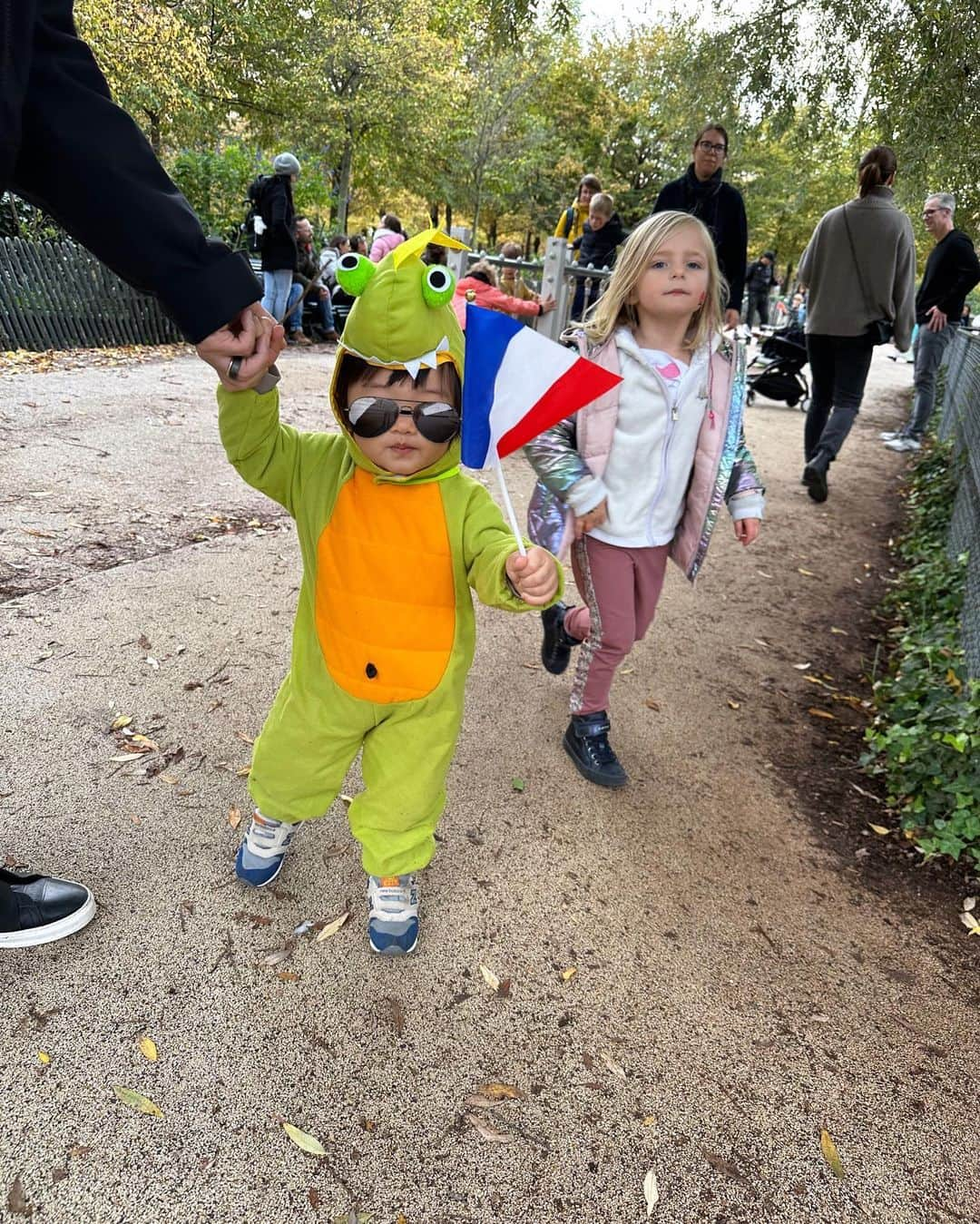 里海さんのインスタグラム写真 - (里海Instagram)「ハッピーハロウィン🎃in Paris 🇫🇷 かわいかった〜❤️ みんなで仮装して公園に行きました 持っていったバブル🫧は、奪われて なかなか返してもらえませんでした😂 私はフランスということで @comptoirdescotonniers のトレンチを 持っていきました😌  怪獣は、人気者でした😊  #paris #halloween #1year1month #一歳一ヶ月」11月2日 2時11分 - satoumi0330