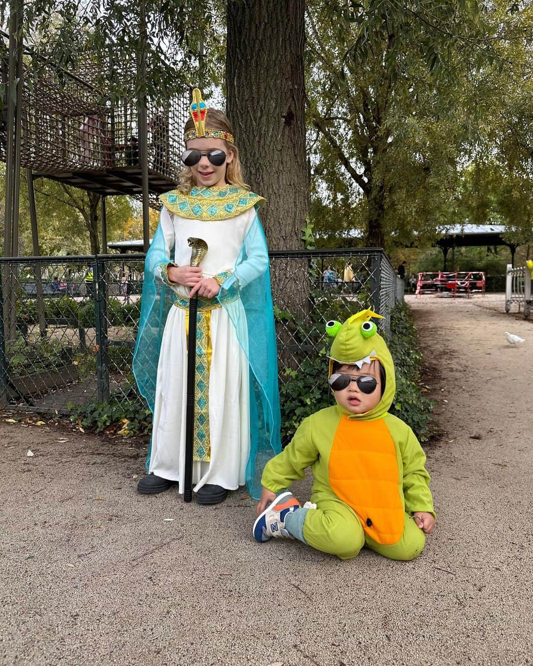 里海さんのインスタグラム写真 - (里海Instagram)「ハッピーハロウィン🎃in Paris 🇫🇷 かわいかった〜❤️ みんなで仮装して公園に行きました 持っていったバブル🫧は、奪われて なかなか返してもらえませんでした😂 私はフランスということで @comptoirdescotonniers のトレンチを 持っていきました😌  怪獣は、人気者でした😊  #paris #halloween #1year1month #一歳一ヶ月」11月2日 2時11分 - satoumi0330