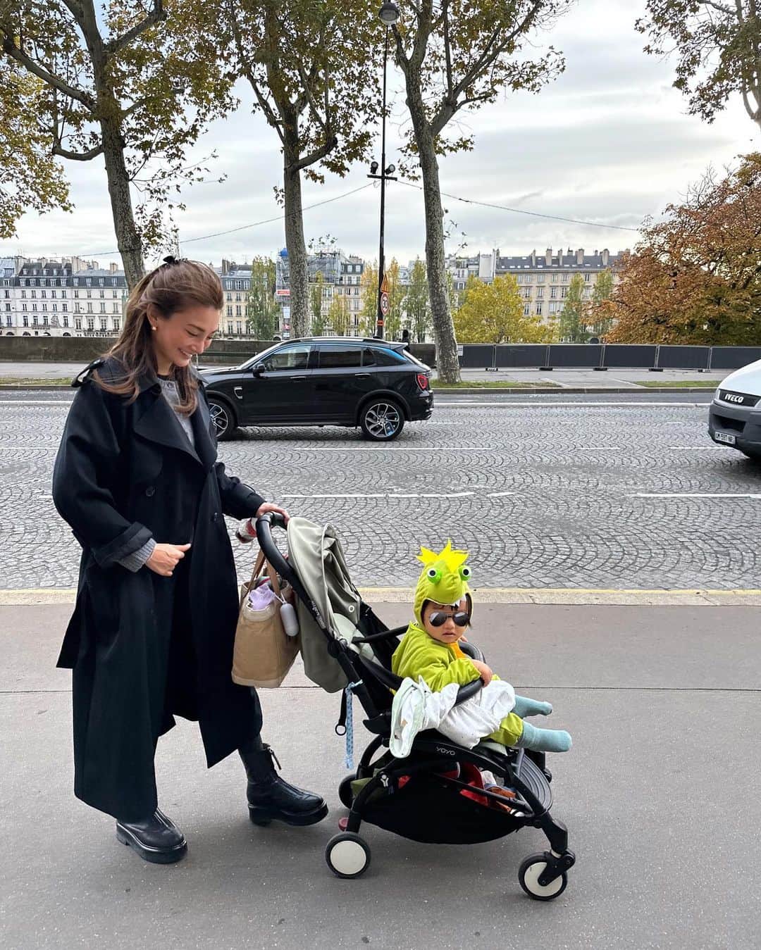 里海さんのインスタグラム写真 - (里海Instagram)「ハッピーハロウィン🎃in Paris 🇫🇷 かわいかった〜❤️ みんなで仮装して公園に行きました 持っていったバブル🫧は、奪われて なかなか返してもらえませんでした😂 私はフランスということで @comptoirdescotonniers のトレンチを 持っていきました😌  怪獣は、人気者でした😊  #paris #halloween #1year1month #一歳一ヶ月」11月2日 2時11分 - satoumi0330