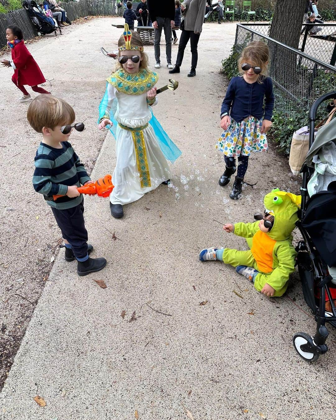 里海さんのインスタグラム写真 - (里海Instagram)「ハッピーハロウィン🎃in Paris 🇫🇷 かわいかった〜❤️ みんなで仮装して公園に行きました 持っていったバブル🫧は、奪われて なかなか返してもらえませんでした😂 私はフランスということで @comptoirdescotonniers のトレンチを 持っていきました😌  怪獣は、人気者でした😊  #paris #halloween #1year1month #一歳一ヶ月」11月2日 2時11分 - satoumi0330