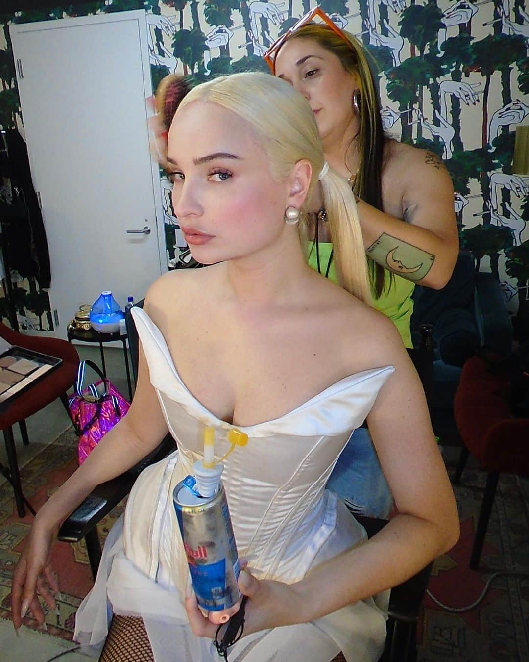 INTERVIEW Magazineさんのインスタグラム写真 - (INTERVIEW MagazineInstagram)「Pop-doll and self-described “hot trucker bitch” @kimpetras takes a break from her globe-trotting “Feed the Beast” tour to talk truck-stop boys, life on the road, and Dante’s Inferno 🔥 link in bio.   Photography by @victoria_agosta」11月2日 2時14分 - interviewmag