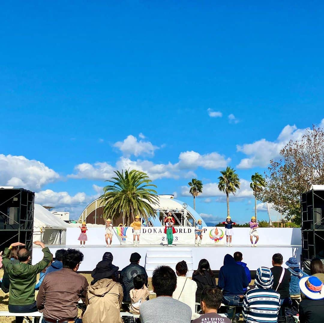 益子侑さんのインスタグラム写真 - (益子侑Instagram)「今年のUNDOKAI WORLD CUPは、気持ちのよい青空の中、おにおんぷキッズたちとおにおんダンスしてきました🧅✨ 集まると自然に練習になるのすごいし可愛い♡ #undokai #undokaiworldcup #undokaiworldcup2023 #おにおんリング #おにおんぷ #おにおんダンス #🧅」11月2日 2時14分 - yu.mashiko