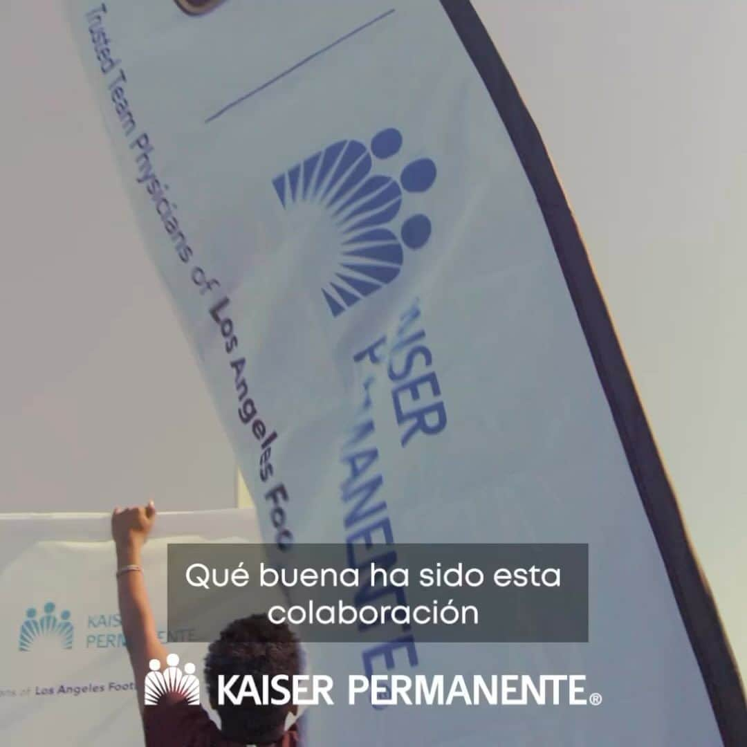 カルロス・ベラのインスタグラム：「Happy to represent @LAFC and @KPSCal at the Futsal Court Celebration! As a father, I want to empower kids to elevate their well-being and have an active lifestyle. Also, I learned I’m pretty good at coaching youth soccer/football. Maybe I can coach my kids  teams one day 👀⚽️ #kaiserpermanentepartner   “¡Feliz de representar a @LAFC y @KPSCal en la celebración de la cancha de futsal! Como papá, quiero motivar a los niños a mejorar su bienestar y llevar una vida activa. Además, me di cuenta de que se me da bien entrenar a los chicos en fútbol. Quién sabe, tal vez un día pueda ser el coach de los equipos de mis hijos”」