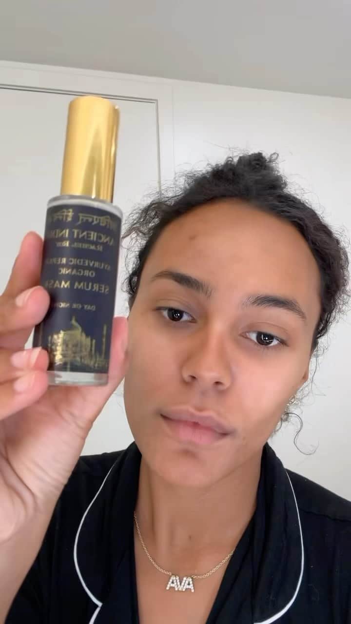 レイチェルロイのインスタグラム：「Ancient India Organic Ayurvedic Repair Serum Mask  Worn overnight for deep hydration. + Triphala  + Snow Mushrooms  + Versicolor Mushrooms  + Magnolia  + Aloe + Babchi + Ginger + Hyaluronic Acid  Rejuvenates, repairs dehydrated skin, de-aging, anti-inflammation, cools and calms, chemical free skin barrier protection, Vitamins  A, C, D, E, B12, calcium, amino acids, enzymes and proteins.  2x Daily for all skin types 🌱   #RachelRoy #AncientIndiaSkinCare #CleanSkinCare #SkinCareThatGivesBack」