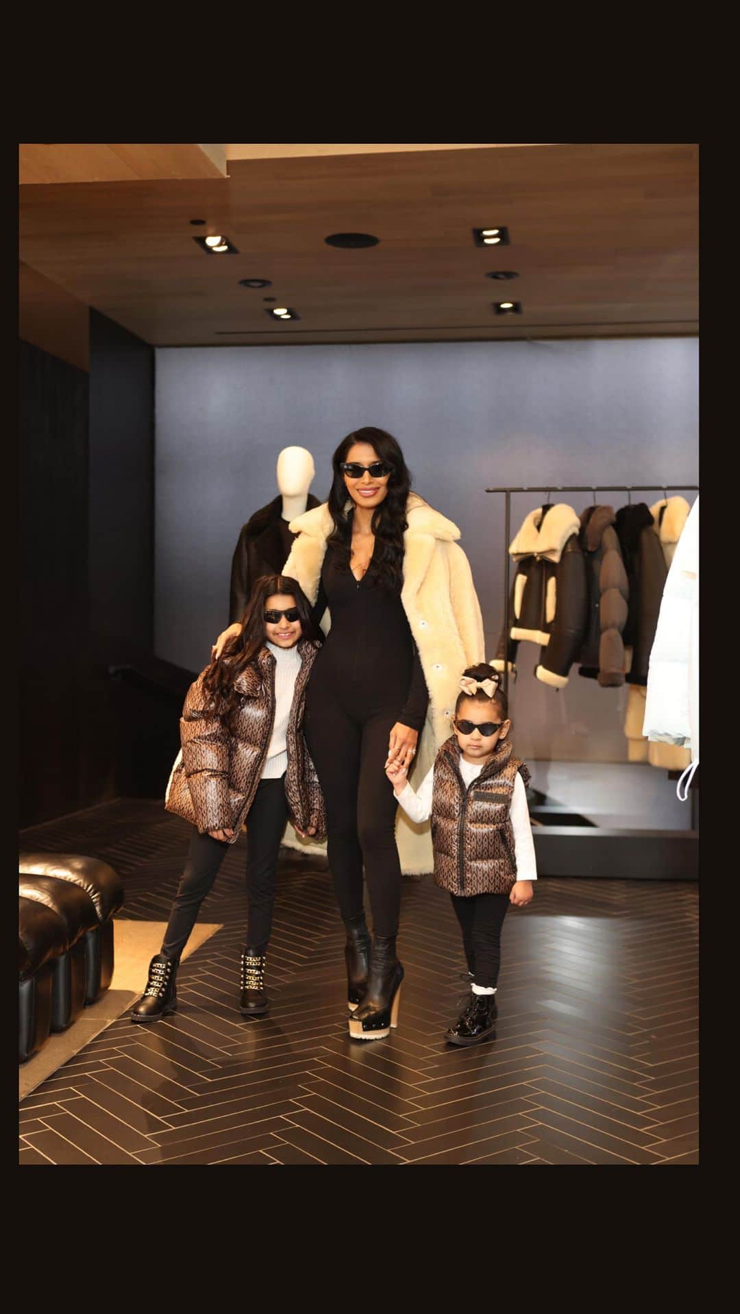 マッカージュのインスタグラム：「Getting ready for Winter with @Mackage at their Soho boutique. Thanks for having us, we love a family slay #Mackage #MondeMackage」