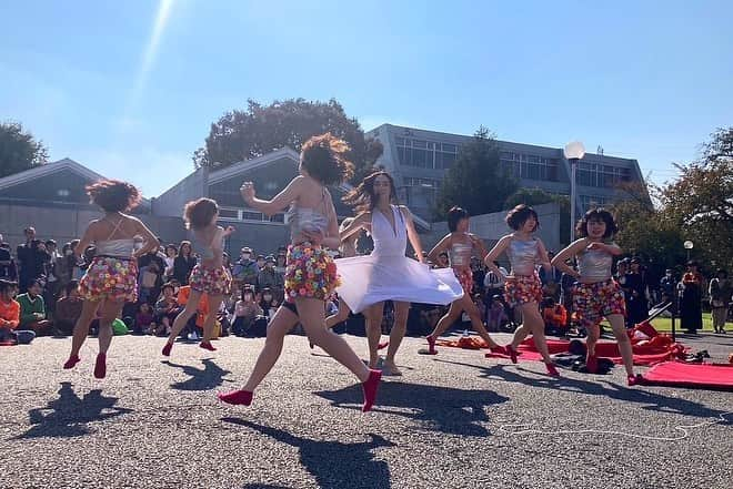 ソーズビー航洋さんのインスタグラム写真 - (ソーズビー航洋Instagram)「『芸祭MUSICAL2〜監獄編〜』 （9分）  【企画/振付】ソーズビー・キャメロン 【楽曲】 《Problem》ナタリア・キルズ 《Carnaval Del Barrio》ダフネ・ルービン=ヴェガ ;ブロードウェイミュージカル〈In the heights〉より 《Dog Days Are Over》フローレンス＋ザ・マシーン  【イベント】武蔵野美術大学芸術祭2023  「Dia de MAUertos」（10/27〜29） 【会場】中央広場（鷹の台キャンパス）  【キャスト】 中村麟瑚、須河内杏、鈴木朱音、新井愛依、山本織、後藤由羽、ソーズビー・キャメロン 天野陽日、イ・スンジン  【衣装】小林蓮音 @r0n_5_  【小道具】堤希空 @tullepalette  　　　　　大竹凛 @rinringogos  【撮影】鈴木凱斗 @i_am_gai  　　　　平田虎太郎 　　　　天野陽日  【ビジュアルデザイン】須河内杏　 _________________________  広場での公演だったため、多くの方にご覧いただけてとっても嬉しかったです。 出演者も「人前で踊るのが快感で…」と感動。 パークバレエも毎日披露し、計6公演、全員怪我なし風邪なし寝坊なし、頑張りました！  #ムサビ芸祭2023  #芸祭ミュージカル  #tinytheater  #タイニーシアター」11月2日 2時20分 - cameron.soesbe