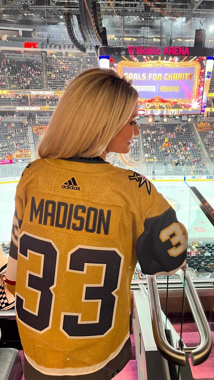 ホリー・マディソンのインスタグラム：「We love the @vegasgoldenknights」