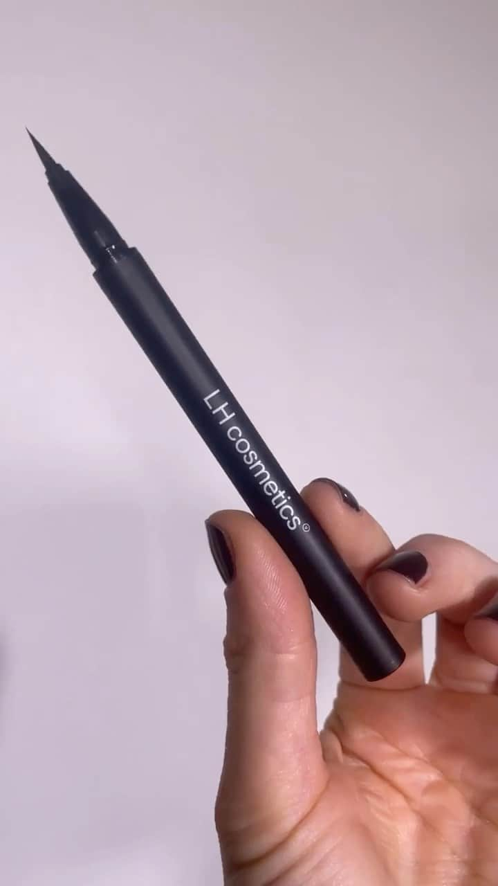 Linda Hallbergのインスタグラム：「After years of work, we’re FINALLY launching the perfect liquid liner 🤩 Here is everything you need to know about our latest edition, Infinity ink 🖤」