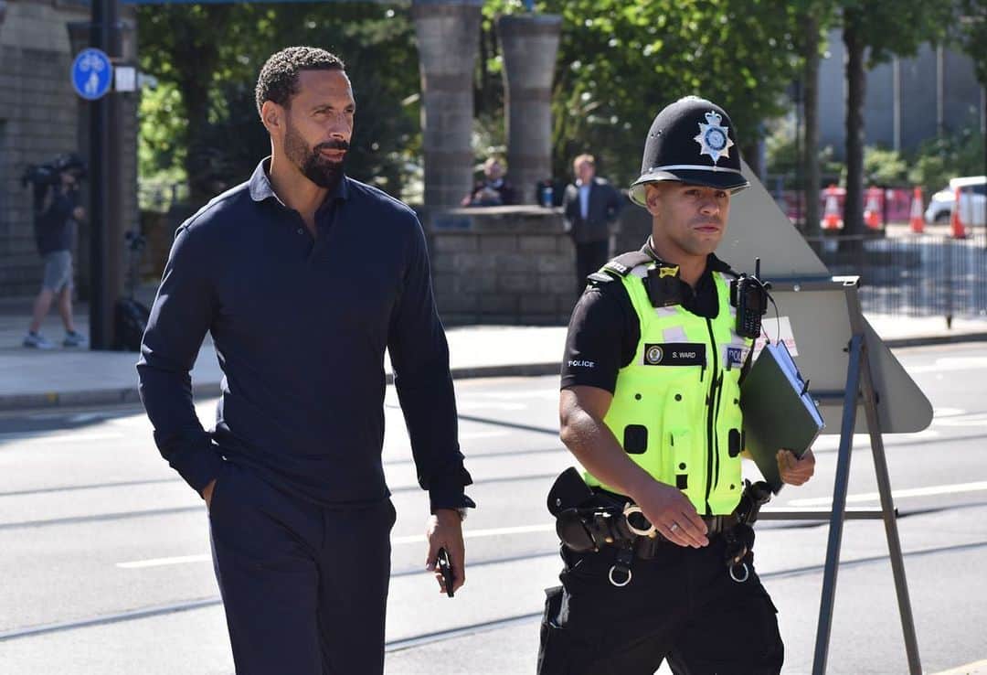 リオ・ファーディナンドのインスタグラム：「I’ve been involved in a Court case at Wolverhampton since MAY 2021, today the guy who racially abused me has been found GUILTY & will now have to face consequences for his actions.  Racism will only be eradicated when we all work together as a society!  The prosecution wouldn’t have been possible without all the help/support from the witnesses, @wolves fans & staff that came forward to testify in court.   Special thank you to Police Constable Stuart Ward (Football Hate Crime Officer), my Family and my team at New Era!」