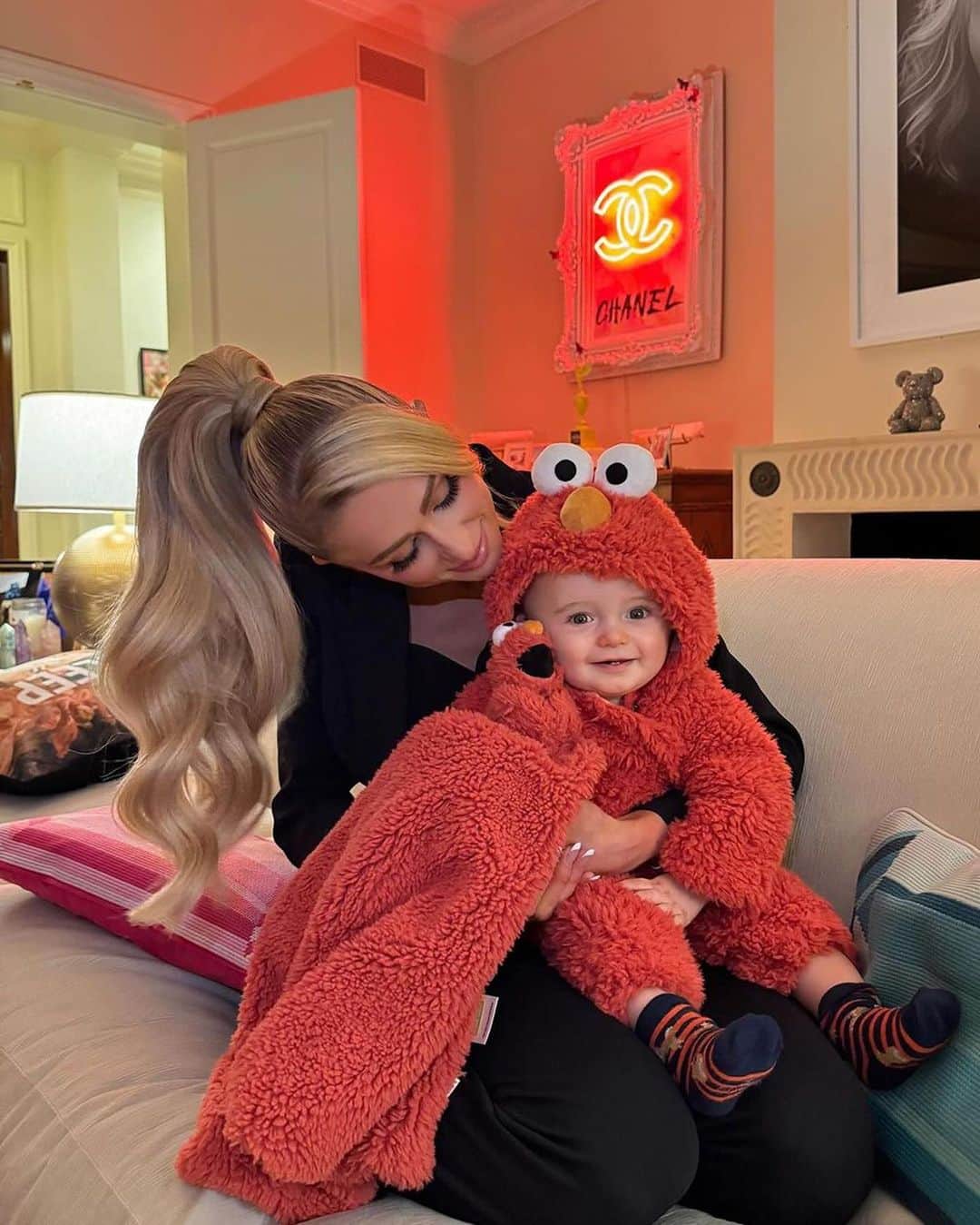 People Magazineさんのインスタグラム写真 - (People MagazineInstagram)「Paris Hilton celebrated a sweet milestone with her adorable son Phoenix Barron: his first Halloween! 💙 | 📷: Paris Hilton/Instagram; @kevinostaj」11月2日 2時31分 - people